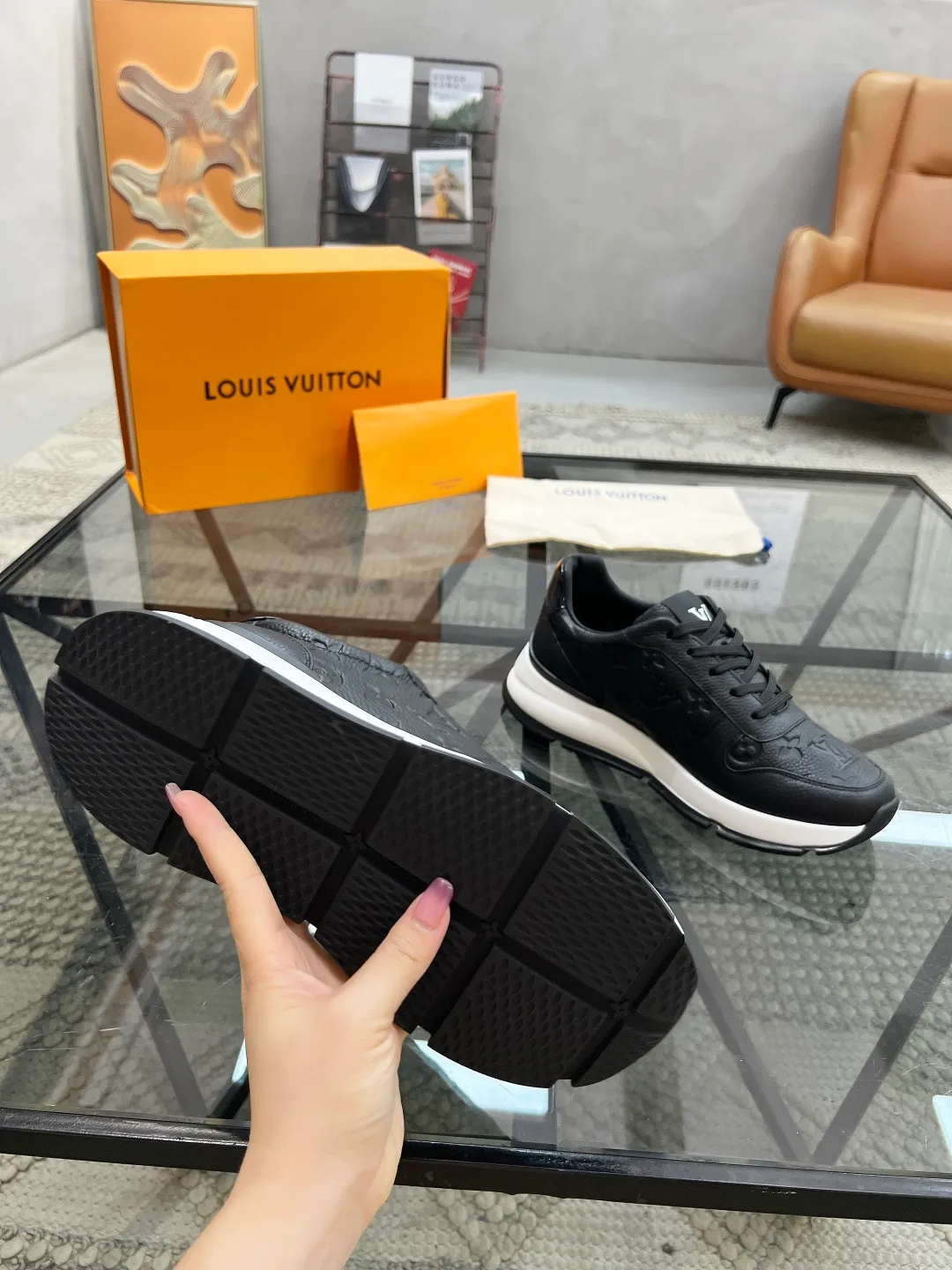 Factory price: 480💰LV🔍Top purchasing agent🇮🇹 Road Street God's new sneakers are coming and are available at counters simultaneously. Original factory configuration, original cowhide fabric imported from Italy, high-quality embossed splicing complex process, sports trendy person, imported water-dyed sheepskin lining, soles: Wang Yuan factory specially provides original soles, super comfortable, original factory single goods 🔍🔍High quality, you can enter and leave the counter at will, welcome to compare and synchronize with the counter, code number 38-44, customized 45